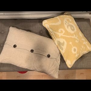 2 throw pillows